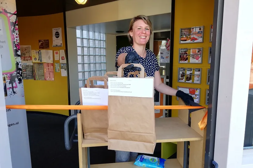 klantadviseur hanneke bij het afhaalpunt bij bibliotheek muntweg bibliotheek gelderland zuid
