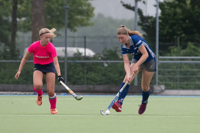 mhcb mb1 voert de druk op in strijd om kampioenschap