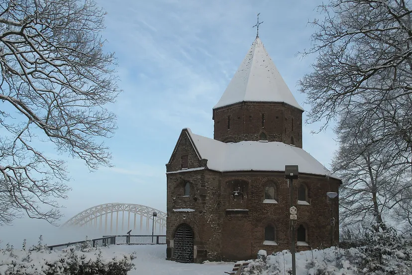 nijmegen kapel van het valkhof met waalbrug foto13 2010 12 20 1236