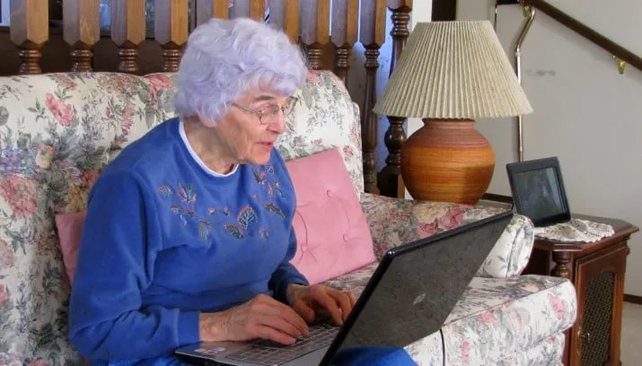 oma grootmoeder bejaarde vrouw oud laptop computer hq flickr paul hamilton cc by sa 20 715x408