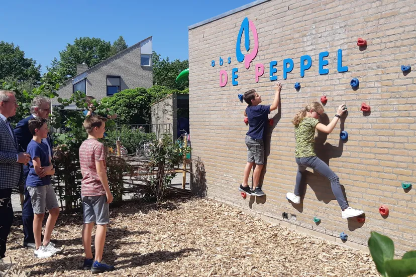 opening speelplaats de peppel klimmuur