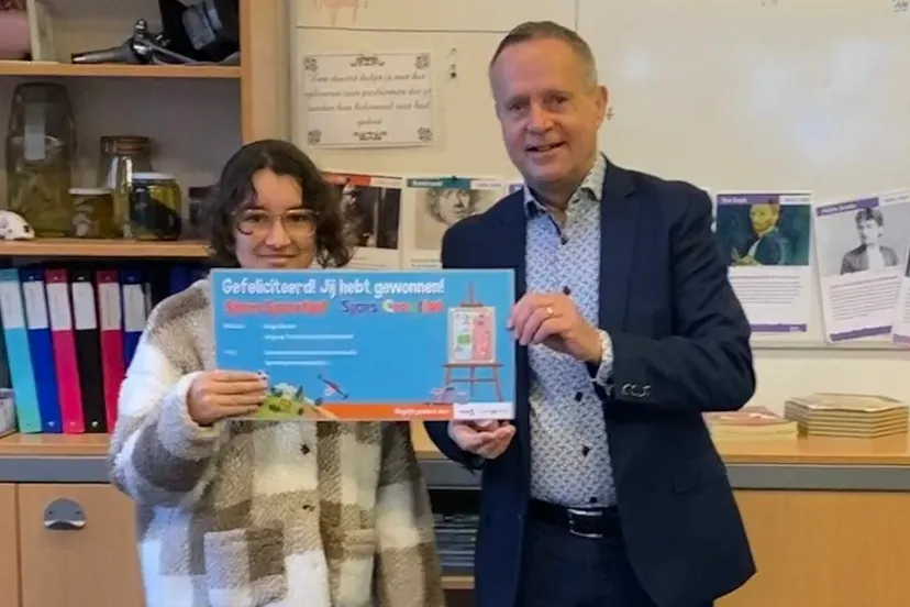 pb 220209 winnares donya chioutar ontvangt prijs van wethouder driessen e1644416190500 1