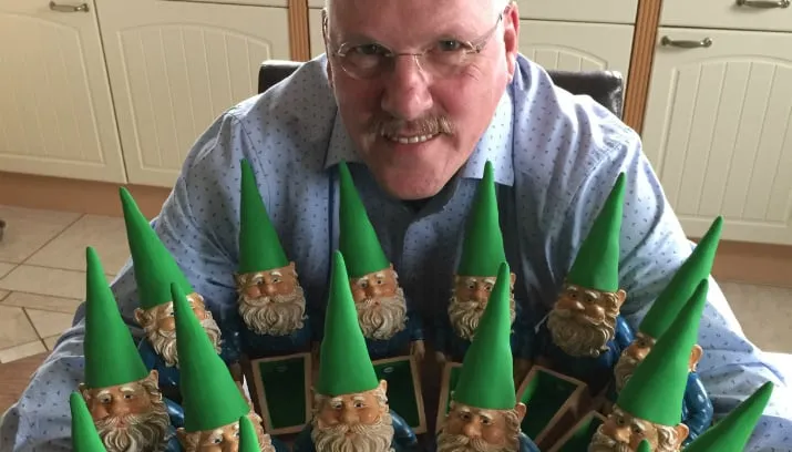 rob martinus met een groep kabouters voor beuningse topvrijwilligers