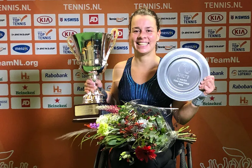 rolstoeltennisster buis sluit seizoen af met dubbelklapper op nk