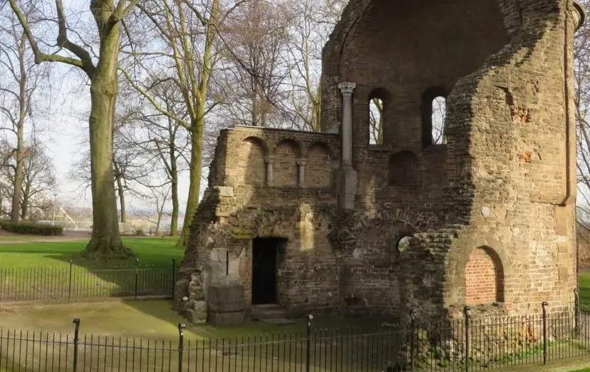ruine valkhof nijmegen e1436859960649