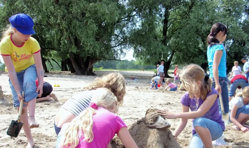 speelmiddag op het strand aan de waal
