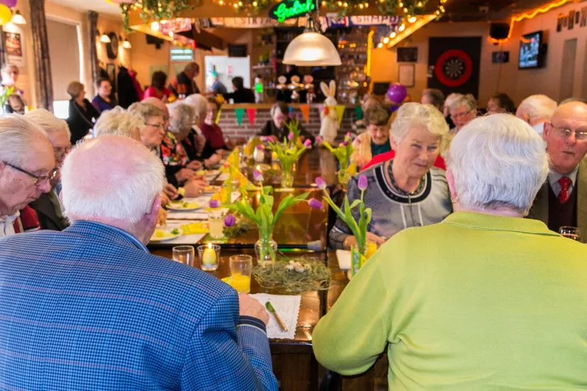 stichting perspectief opening eetpunt weurt gasten eten aan tafel 2