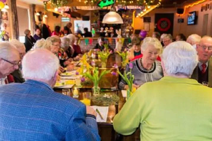 stichting perspectief opening eetpunt weurt gasten eten aan tafel