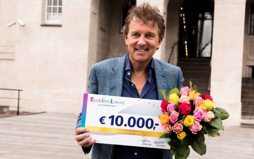 stockfoto bankgiro loterij ambassadeur robert ten brink 10000 euro 915x518