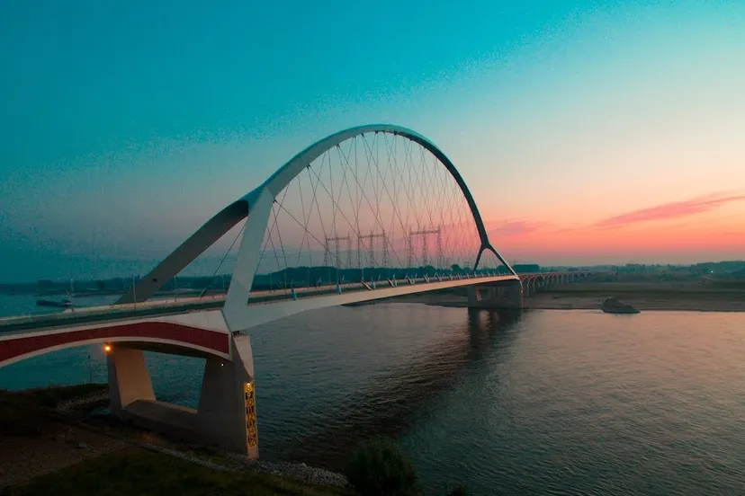 sunset march oversteek