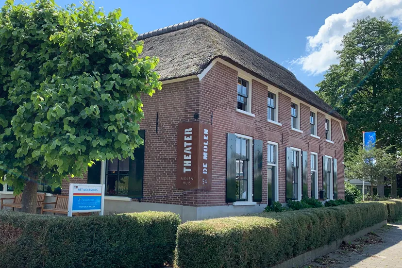theater de molen met gevelbord