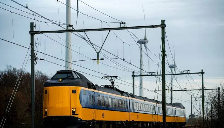 trein bus en tram staan oudejaarsavond stil 715x408