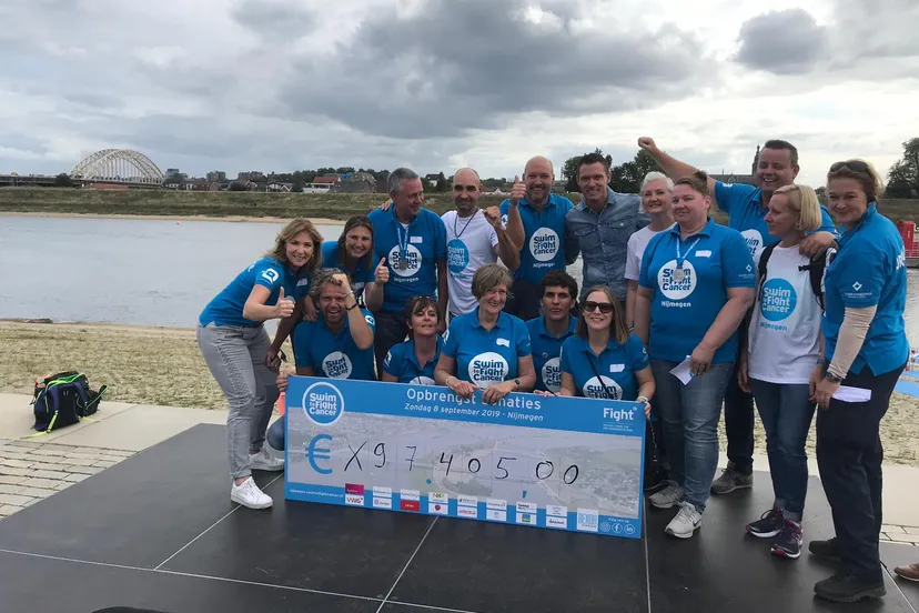 trotse team swim to fight cancer met de cheque