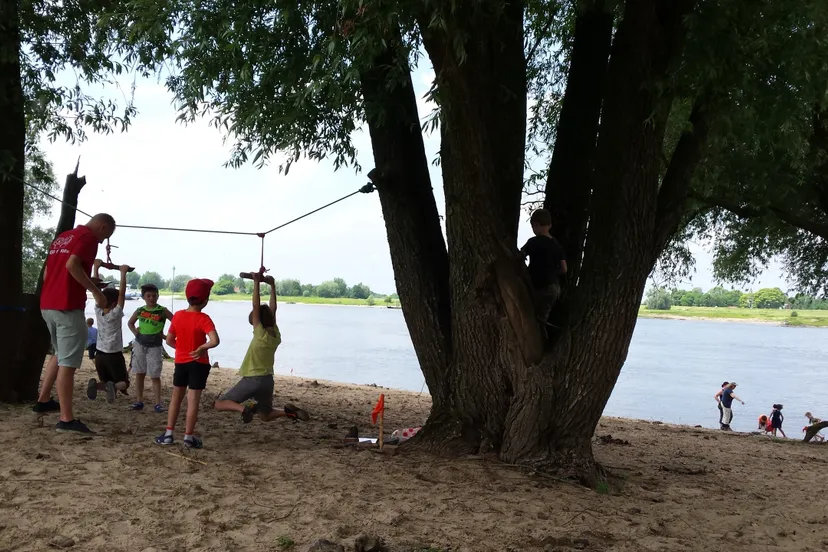 uitdagend touwenparcours in de uiterwaarden