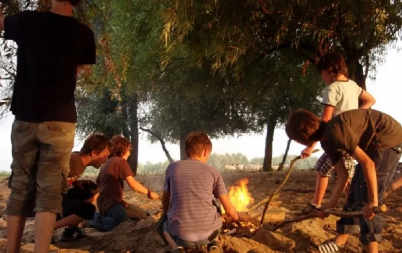 vuur maken langs de waal voor kinderen met autisme