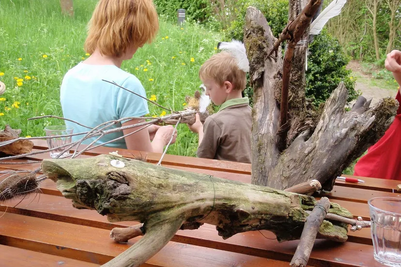 waalwrakhoutmonsters maken bij het dijkmagazijn