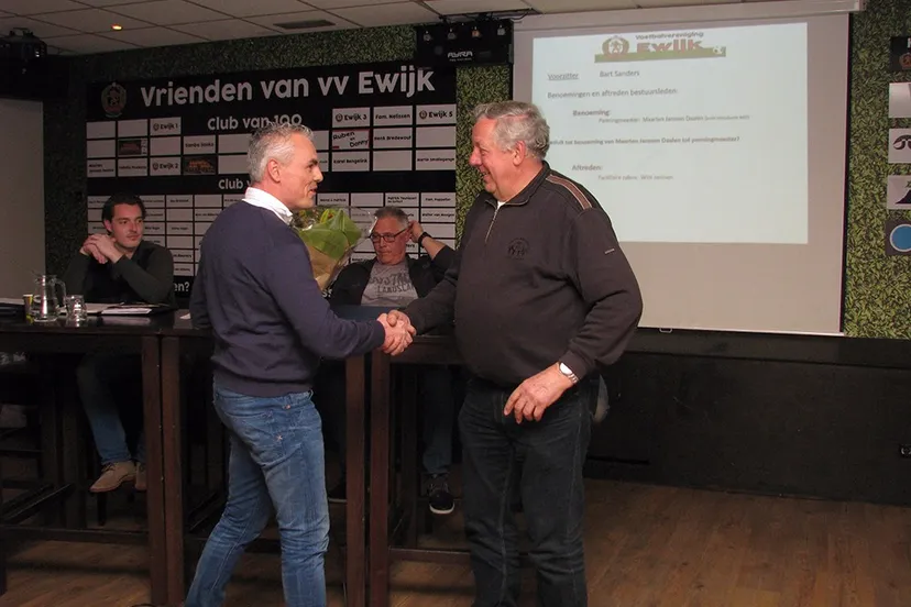 wim janssen ontvangt gouden speld van knvb