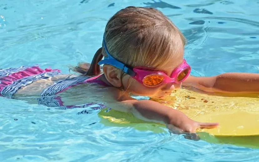 young swimmer g45487b699 1920 915x518 1