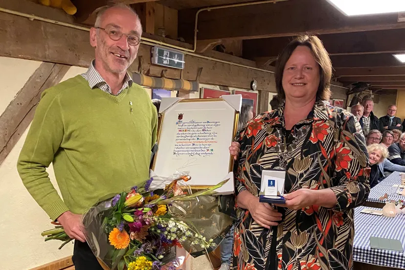 zilveren erepenning gemeente beuningen voor william van den akker