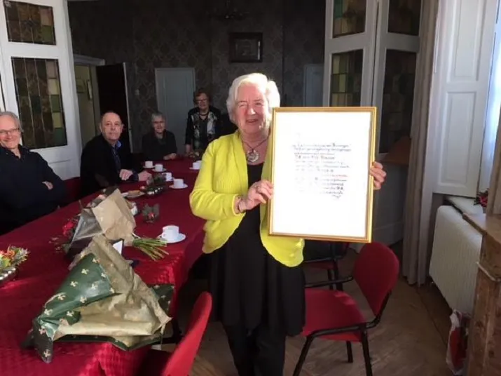 zilveren erepenning uitgereikt aan mevrouw van mil stienen
