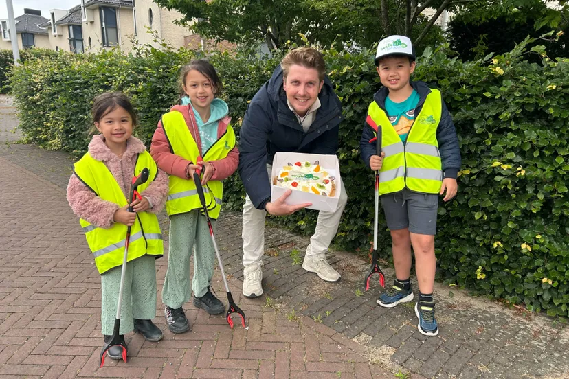 20250612 wethouder pascal cobussen samen met wijkhelden daan sara en emma in beuningen