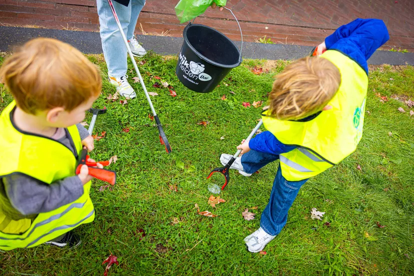 20250910 Wijkhelden ruimen zwerfafval op