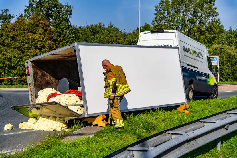 HEITINK_20261005_aanhangwagen_met_isolatie_schuim_kantelt_in_wijchen_8