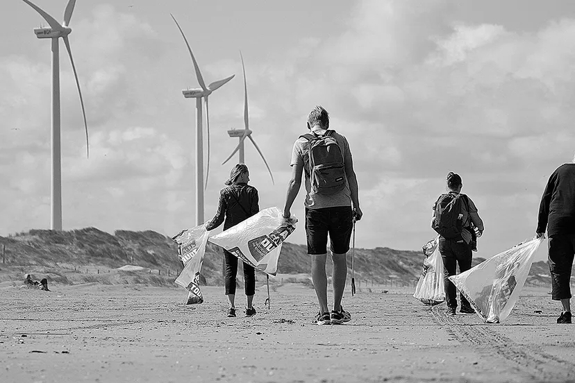 02 jan lambert krop clean up the beach klein