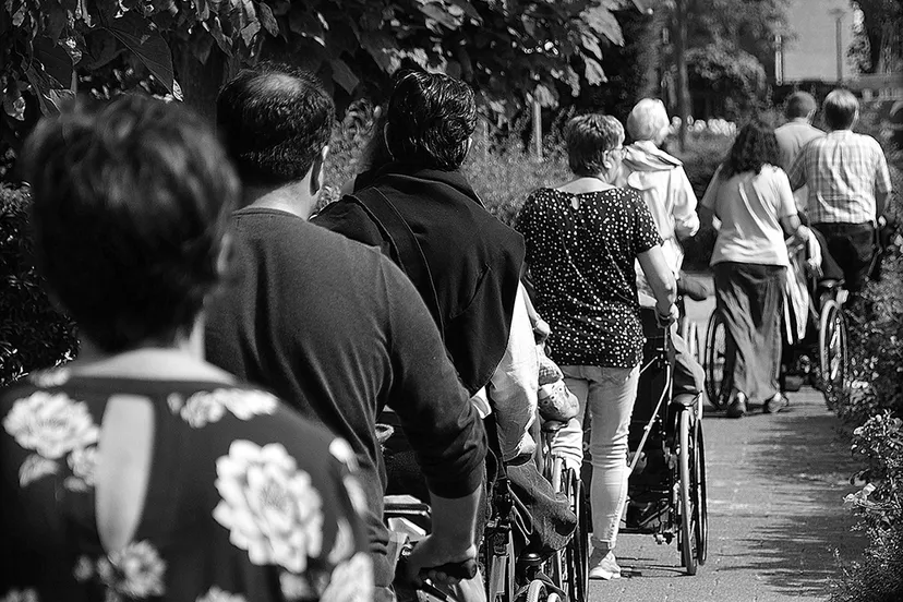 03 jan lambert krop wandelen met bejaarden klein snede