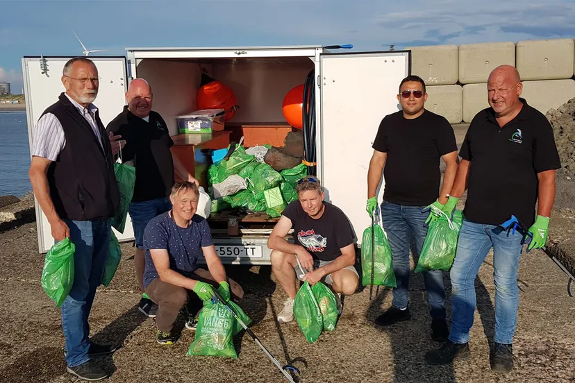 220624 smwn sportvissers vangen veel vuil op de noordpier 2