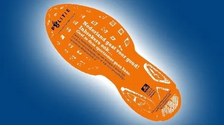 apk8lz1b5tvii3w8i14dnolyo oranjevoetjeblauwachtergrond