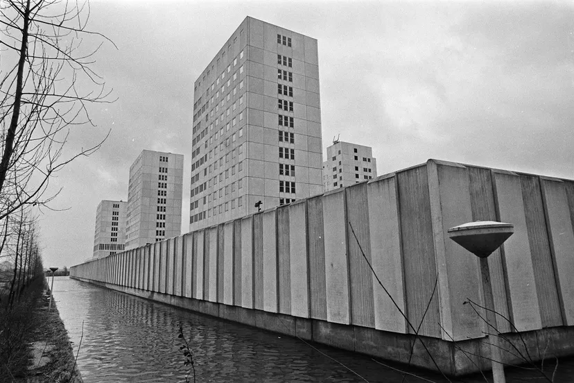 bijlmerbajes in amsterdam exterieur met gracht en muur verband met problemen bestanddeelnr 931 8918