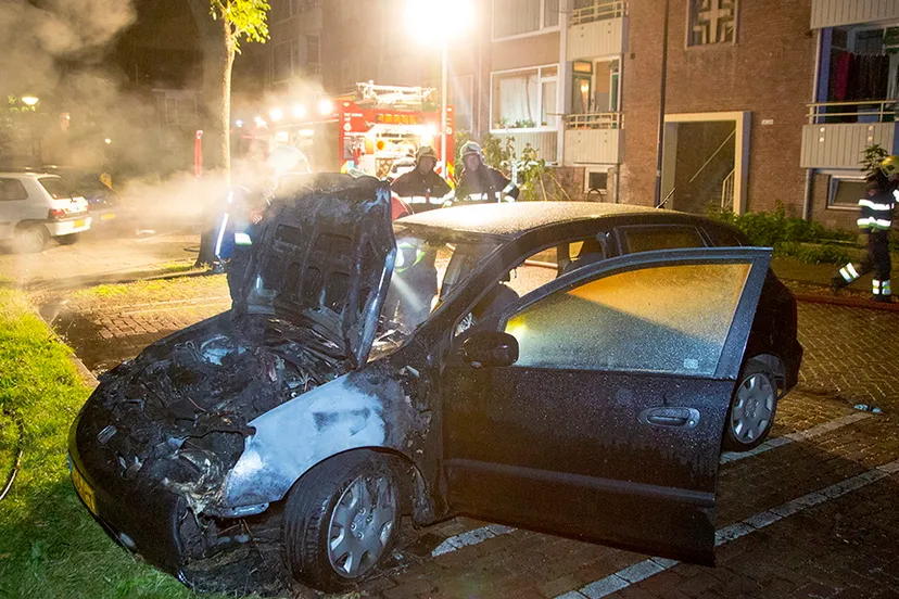 c2w5pde3xf358rhxaatn3nz9e personenwagen door brand verwoest in de essenstraat in beverwijk