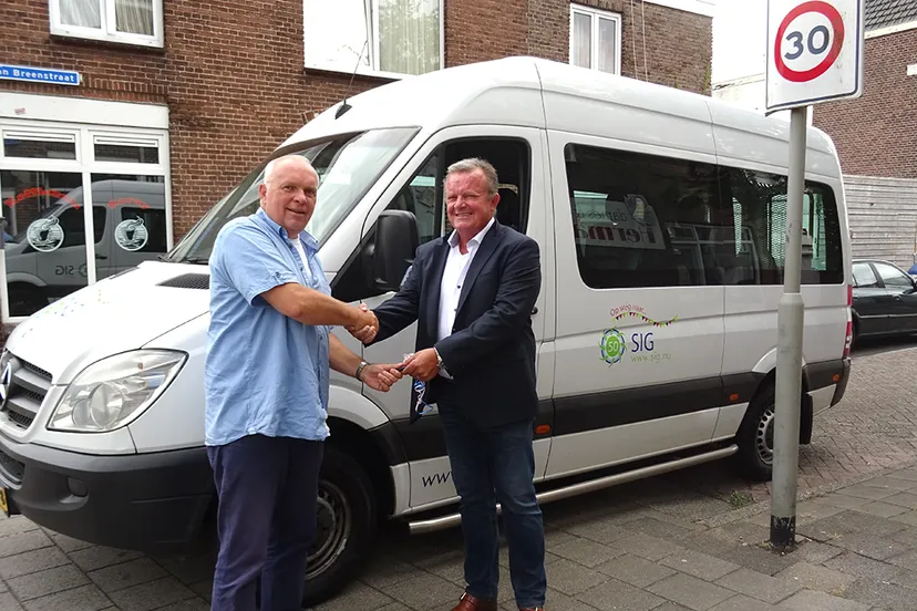 cees buur directeur van met en co rechts en sig directeur jan kroft bij de nieuwe bus