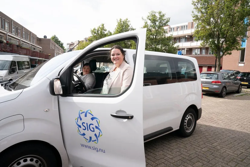 client in en begeleider bij bus hr