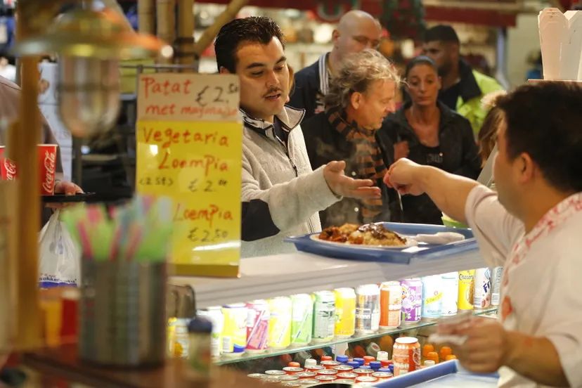 d8cclnp17l7singj5hrya5g8o horecaplein etende mensen resized 2000 x 1333