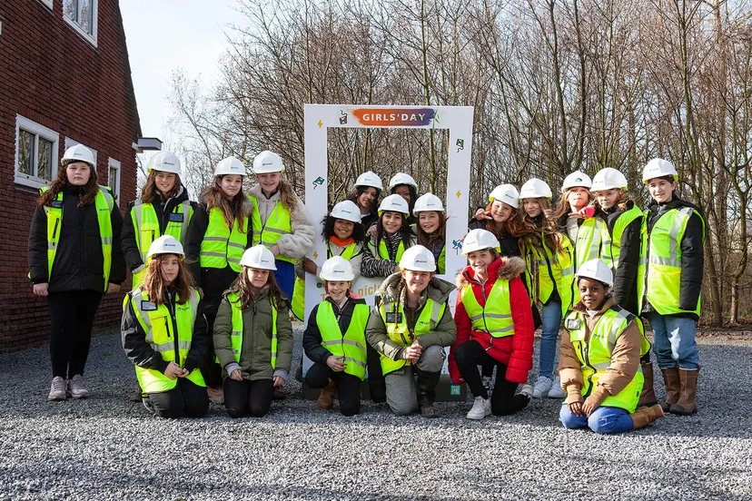 de meiden van groep 7 8 van basisschool de wilgenroos fotograaf jorrit t hoen