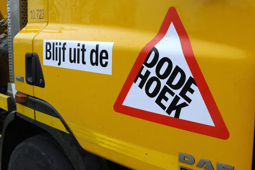 dnu93crb78dn9t2cm2hjrxtv4 dode hoek sticker op truck
