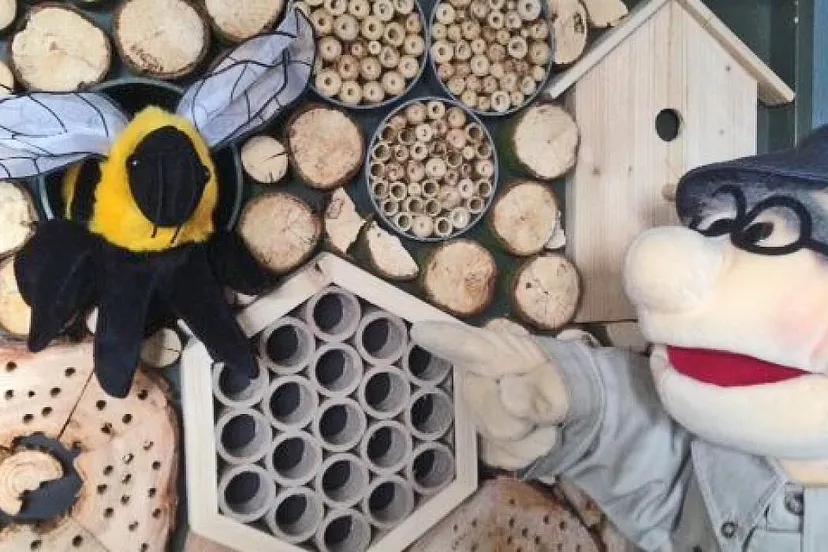 een bijvriendelijke poppenvoorstelling op kinderboerderij de baak