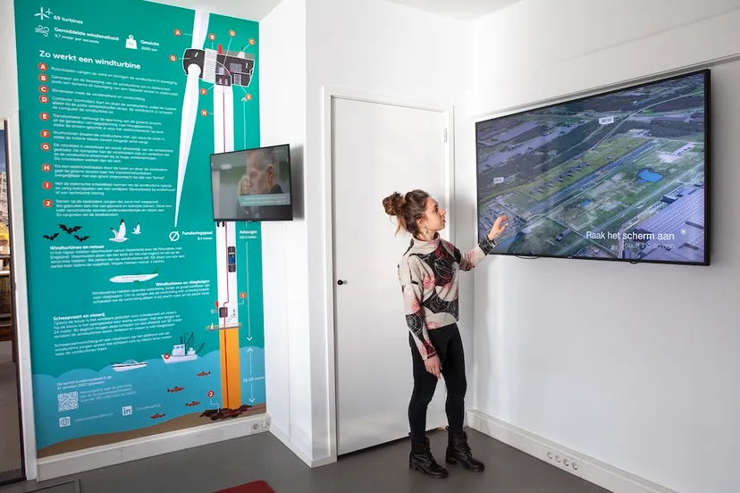 expositie windparkbouwer crosswind in informatiecentrum tennet in wijk aan zee 4 fotograaf jorrit t hoen