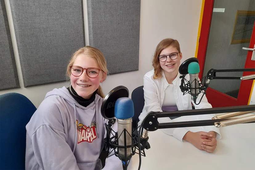 fleur degeling links en anne sierhuis bij radio beverwijk foto bos media services