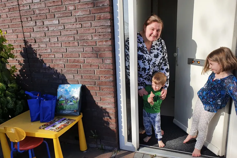 foto bij 5000ste boekentas bezorgd en gratis jeugdlidmaatschap met cadeautje