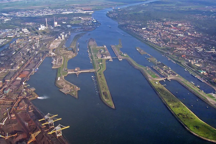 ijmuiden sluis noordzeekanaal 20050928 40421 wiki