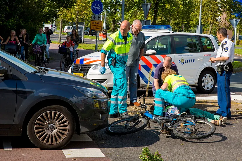jh5pt1jgv0z67sghnd3h3q8c7 jongetje gewond na aanrijding op de velserbroekse dreef