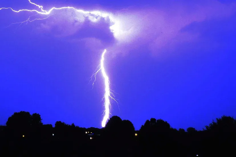 m93wz3abndjmfrxf1jpaofbh7 bliksem slaat in in hoogeveen