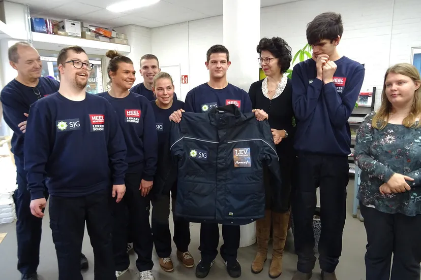 nieuwe bedrijfskleding schoonmaakteam sig met wethouder hanneke niele