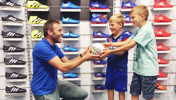 oude ballen welkom bij lokale intersport winkel banner