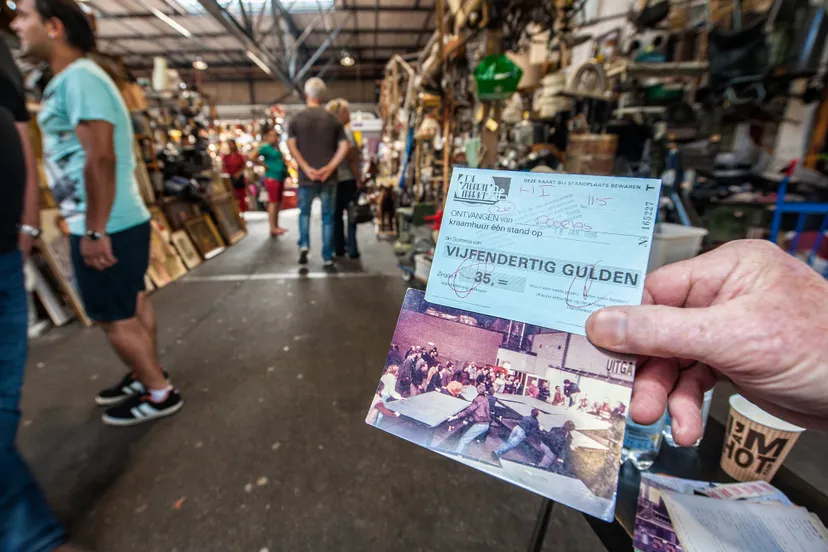 oude foto 35 gulden vasthouden