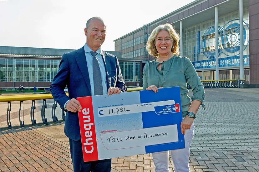 overhandiging foundersdaycheque 0383