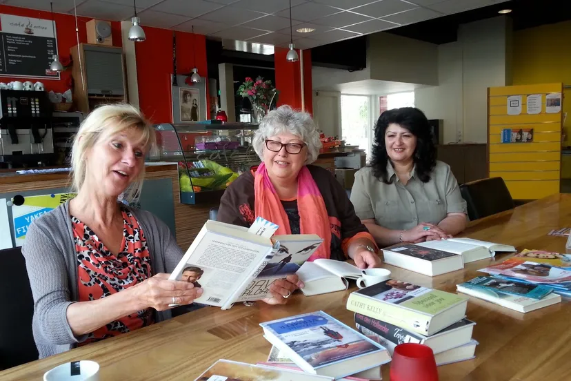 plaatje voor folder lezende mensen